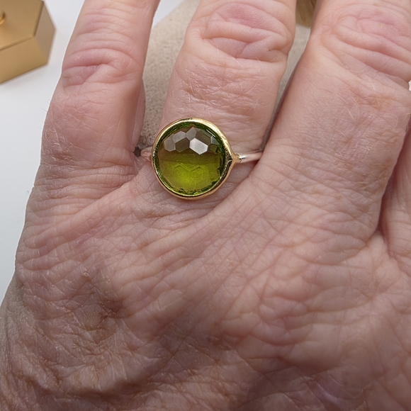 Elegant Green Gemstone Ring with Gold and Silver Accents (1149) - Picture 3 of 3